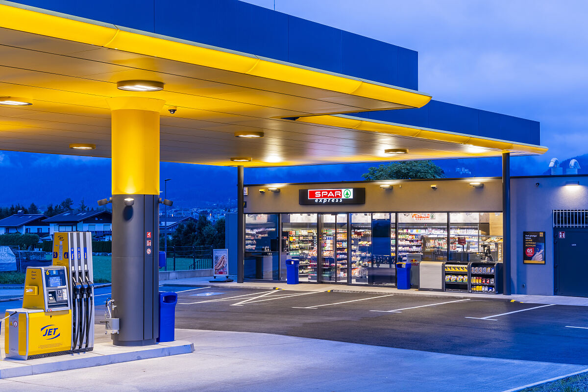 Tankstelle mit SPAR Express Shop und Zapfsäulen in Österreich bei Dämmerung